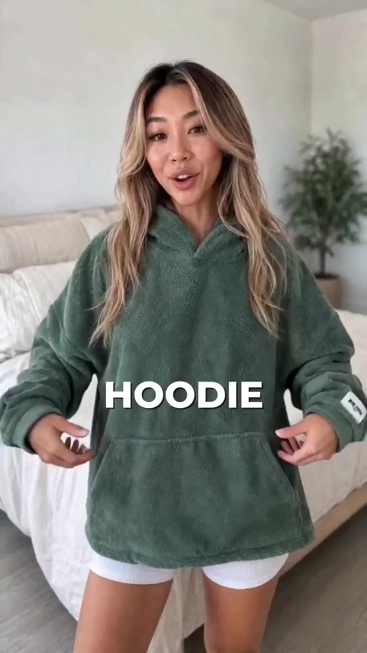 Towel Hoodie - RWRK Studio, exemple de pub UGC IA